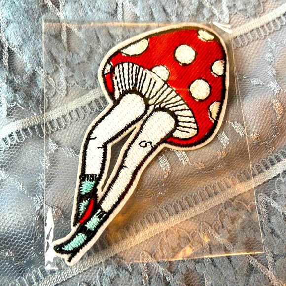 Patches set of 3: 2 Mushrooms 🍄 & lips Patch Iron On 🆕 NEW - Picture 5 of 9